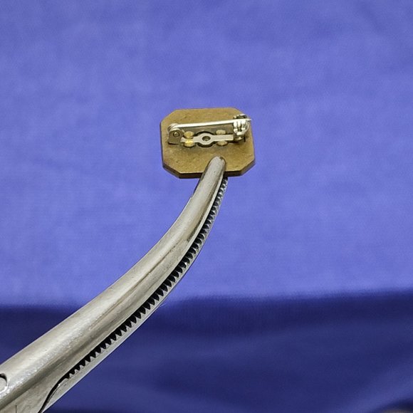 4-H First Year Award Lapel Brass Pin Clover Design & Gold-Tone Patina Finish VTG - Picture 7 of 7